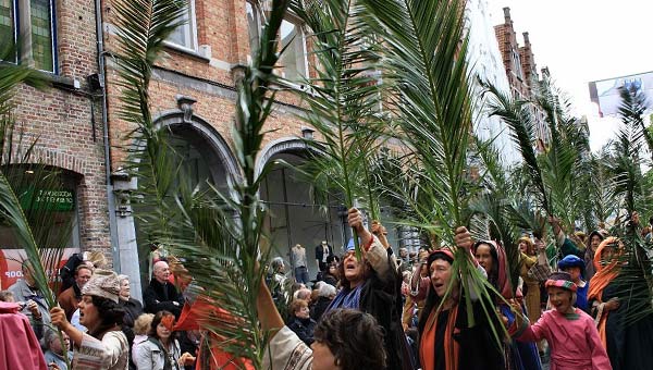 люди в Иерусалиме празднуют