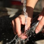 руки вода тарелка