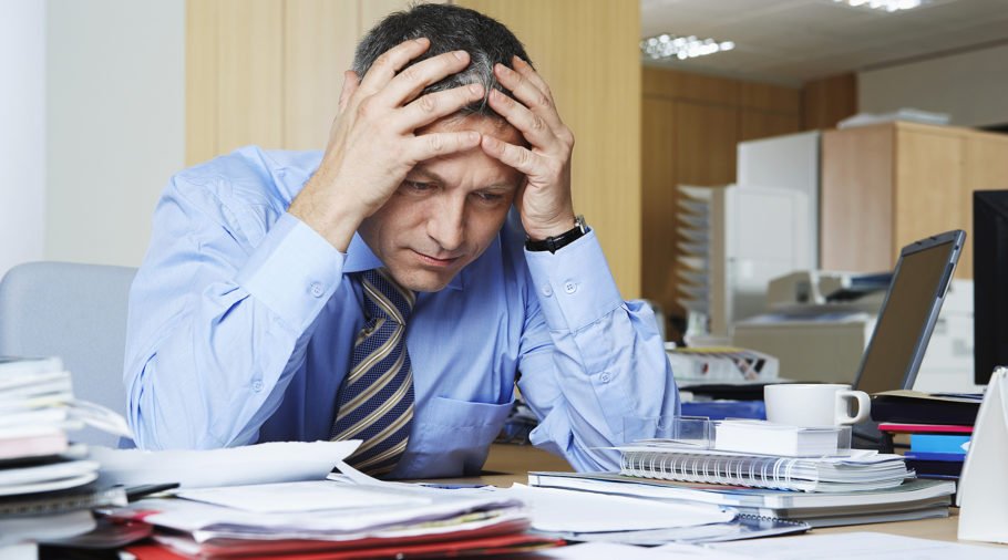 Мужчина держится руками за голову