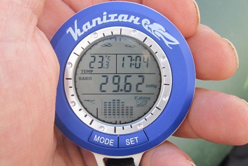 барометр в руках