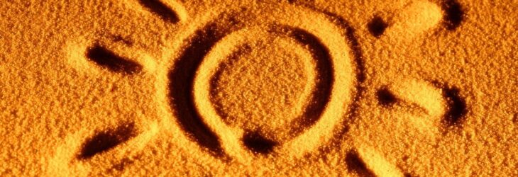 Изображение солнца на песке