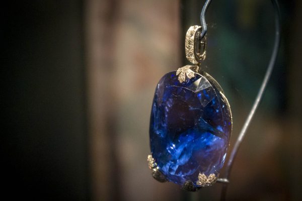 украшение с сапфиром