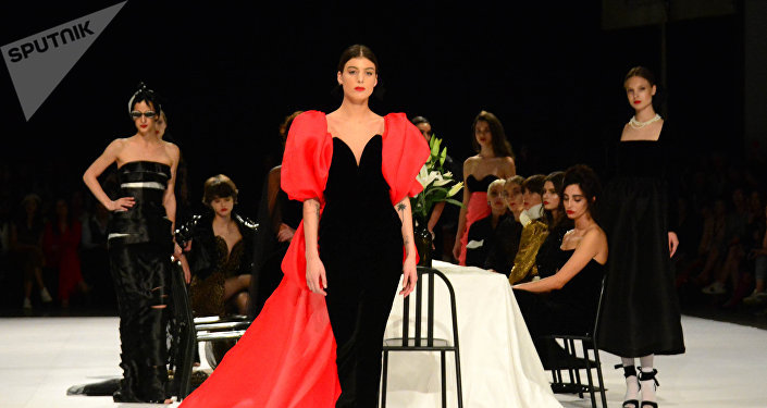 Неделя моды Mercedes-Benz Fashion Week - дизайнер Джаба Диасамидзе представляет свою коллекцию