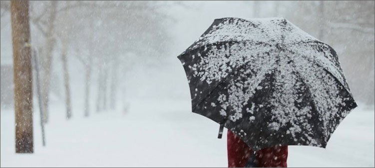 человек-с-зонтиком-идет-под-снегом