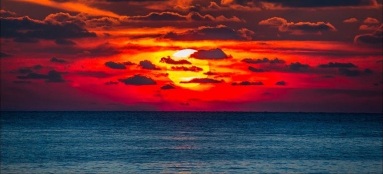 солнце садится в облака