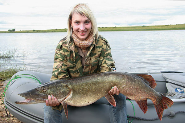 Девушка поймала большую щуку