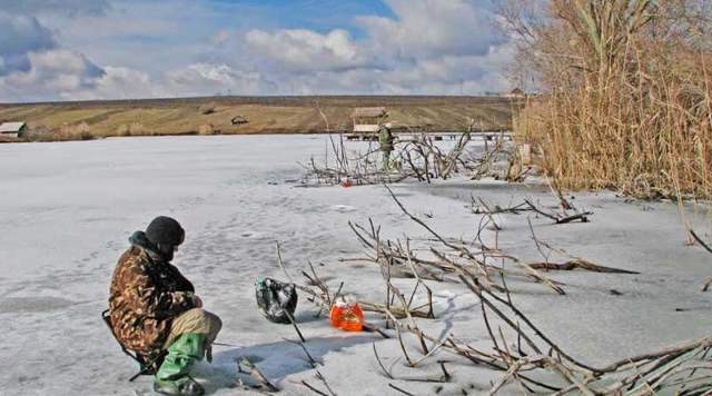 Рыбалка в глухозимье – поведение рыбы и как её ловить