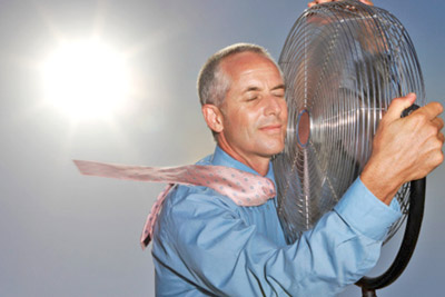 Мужчина возле вентилятора