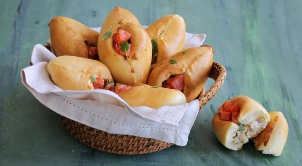 расстегаи, пирожки с красной рыбой, корзина плетёная