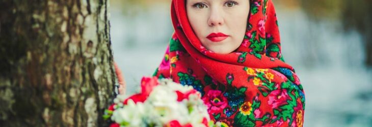 весна красна, девушка в стилизованном платке с цветами