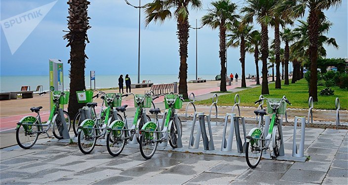 Вид на пустынную набережную Батуми после шторма