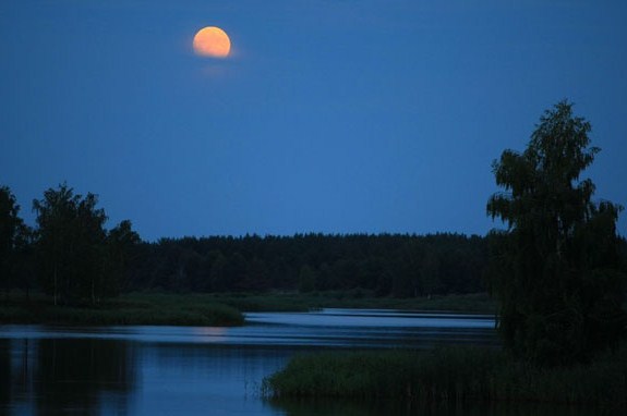 луна над озером