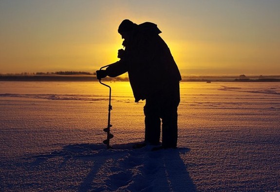 рыбак бурит лунку