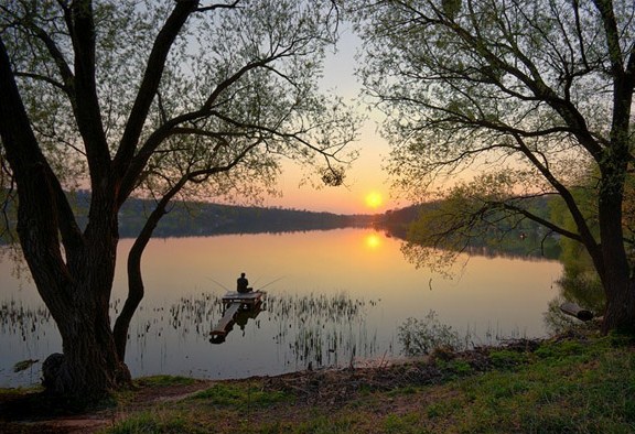 рыбак на озере