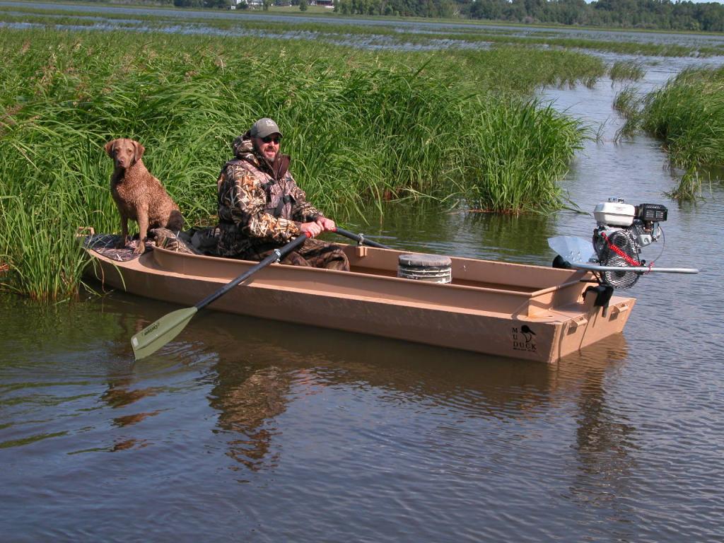 Охотник в лодке.