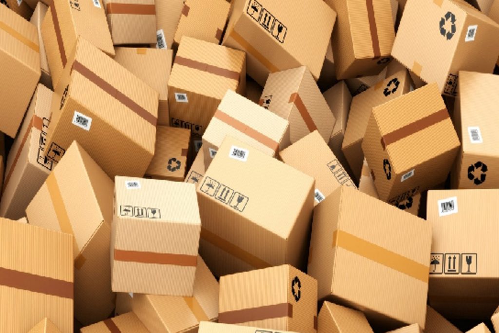 Кот съел таракана посылки